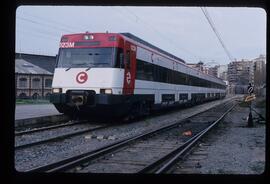 Unidad de tren eléctrica de Cercanías RENFE circulando junto a la antigua estación de Madrid - De...