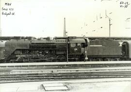 Locomotora de vapor de la serie 424 de los Ferrocarriles Estatales Húngaros (MAV), detenida en la...