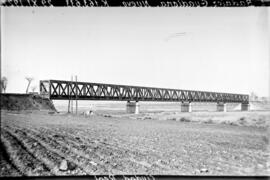 Sustitución de puentes metálicos. Vista lateral del puente nuevo terminado. Antiguo desguazado. L...