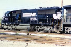 Vista de la locomotora diesel NS-6557 (SD60), de la Compañía Norfolk Southern, apartada en East P...