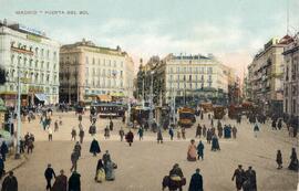 Vista de la Puerta del Sol de Madrid y de varios tranvías