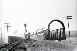 Sustitución del antiguo puente metálico sobre el río Guadiana. Línea de Mérida a Los Rosales (Sev...