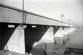 Sustitución del antiguo puente metálico sobre el río Guadiana. Línea de Mérida a Los Rosales (Sev...