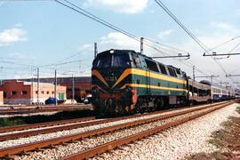 Locomotora diésel - eléctrica 333 - 031 de RENFE, fabricada por MACOSA y pintada con los colores ...