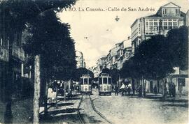 Vista de dos tranvías y de la calle de San Andrés de La Coruña