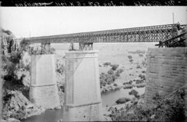 Puente o viaducto de Vadollano, de tres tramos, en el km 304,508 de la línea de Manzanares a Córd...