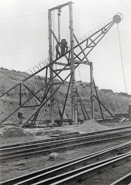 Levantamiento de torre de alumbrado en la estación de Mora la Nueva