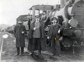 Personal ferroviario junto a una locomotora de vapor 030 "tipo mamuts" de la serie 1300...
