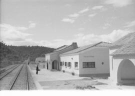 Estación de Valdetormo de la línea de Puebla de Híjar a Tortosa, también conocida como Val de Zaf...