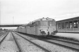 Automotor térmico diésel Ferrobús de la serie 591 de RENFE en la estación de Valencia - Fuente de...