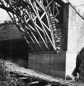 Detalle del estribo del lado de Gijón del viaducto de Casorvida de la línea de León a Gijón, situ...
