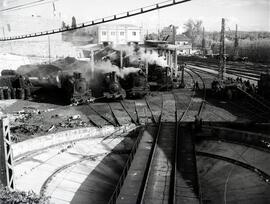 Puente giratorio y locomotoras de vapor en el depósito de máquinas de la estación de Madrid - Prí...