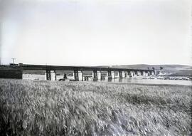 Antiguo puente metálico de 11 tramos y 570,80 m sobre el río Guadiana con vigas de celosía múltip...
