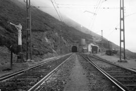 Entrada a túnel y cargadero en la estación de Pajares de la línea de León a Gjón