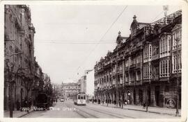 Postal de la calle Urzáiz de Vigo, con tranvías de los Tranvías Eléctricos de Vigo S.A.