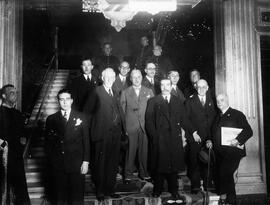 Posado de algunos de los asistentes masculinos al XI Congreso Internacional de Ferrocarriles, cel...