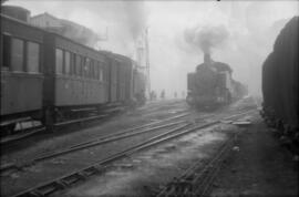 Locomotoras de vapor nº34 y 37 en la playa de vías de la estación de San Pedro de los Ferrocarril...