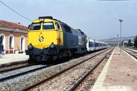 Locomotora diésel - eléctrica 333 - 201 de RENFE, fabricada por MACOSA y pintada en  amarillo y g...
