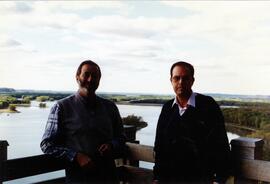 Fotografía realizada a Justo Arenillas y José Luis Moratinos, junto al río Mississippi, en el Pal...