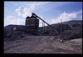 Tolvas del cargadero de mineral y nave de clasificación y cribado de las minas de hierro de la Co...