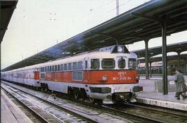 [En el reverso, el texto]: Núm. 5. Talgo III remolcado por una locomotora 353 (ex 3001 - 3005 T)....