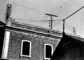 Palomillas de los tendidos de comunicaciones sobre la cubierta de dos edificios, en la estación d...