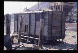 Vagón cerrado del Ferrocarril de Ojos Negros a Sagunto, junto a las tolvas del cargadero de miner...