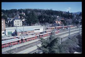 Vista desde arriba de la estación con automotores eléctricos RENFE de la serie 442