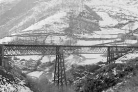 Viaducto del Parana de la línea de León a Gijón, en el km 92,975, dentro del término de Lena y en...