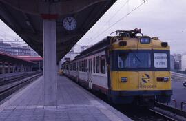 Automotor eléctrico serie 435 de RENFE, detenido en la estación de Vigo - Urzáiz