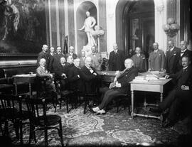 Posado de algunos de los asistentes masculinos al XI Congreso Internacional de Ferrocarriles, cel...