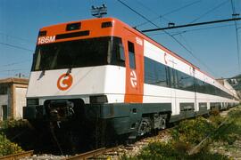 Unidades eléctricas serie 446 construidas por Construcciones y Auxiliar de Ferrocarriles (CAF) y ...