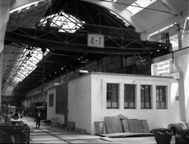 Interior de uno de los edificios de los talleres generales de la estación de Valladolid - Campo G...