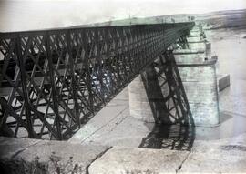 Antiguo puente metálico de 11 tramos y 570,80 m sobre el río Guadiana con vigas de celosía múltip...