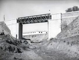 Puente metálico de 12 m de luz, situado en el km 143,543 de la línea de Puente Genil a Linares, d...