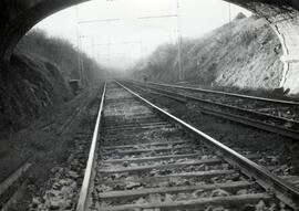 Vista, desde la salida de un túnel de la línea, de las vías sin renovar en el km 611,870 del tray...