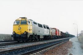 Locomotora diésel - eléctrica 333 - 058 de RENFE, fabricada por MACOSA y pintada en  amarillo y g...