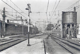 Catenaria y depósito de agua en vías de salida de la estación de Sabadell