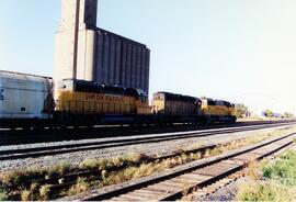 Vista de las locomotoras UP-6315 (SD60M), UP-3777 (SD40-2) y la UP-3803 (SD40-2), a su paso por C...