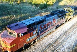 Vista parcial de las locomotoras diesel ATSF-934 (C40-8W), ATSF-2715 (GP30r) y ATSF-2961 (GP35r),...
