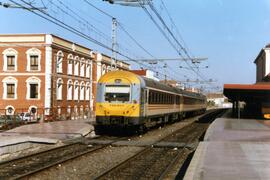 Electrotrenes serie 444-500, construidos por Construcciones y Auxiliar de Ferrocarriles (CAF) y M...