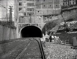 Estación de las vías y boca del túnel cercano a la estación de Bilbao. Línea de Castejón a Bilbao