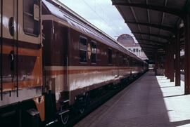 Composición de viajeros formada por coches de la serie 10000 de RENFE, con decoración estrella, e...