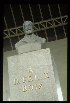 Pedestal con el busto de Félix Boix y Merino, atribuido a Victorio Macho y situado en el vestíbul...