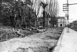 Tala de árboles en la estación de Caldetas