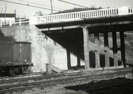 Vista, en la estación de Legorreta, de la ampliación del paso superior del km 588,316 de la línea...