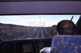 Maquinista y cabina de conducción de un Alaris de la línea Valencia - Madrid