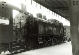 Locomotora de vapor 77.253 BB de los Österreichische Bundesbahnen (ÖBB), detenida en la estación ...