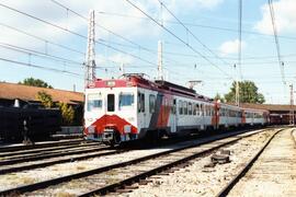 Unidades eléctricas serie 440 construidas por Construcciones y Auxiliar de Ferrocarriles (CAF), W...