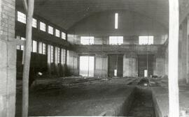 Vista del interior del nuevo taller de máquinas en construcción de la estación lucense de Monfort...